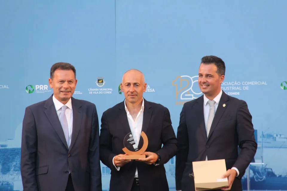Representante da Arbecor com a distinção PME Excelência, ao lado do Primeiro-Ministro Luís Montenegro, nas comemorações dos 120 anos da ACIVC